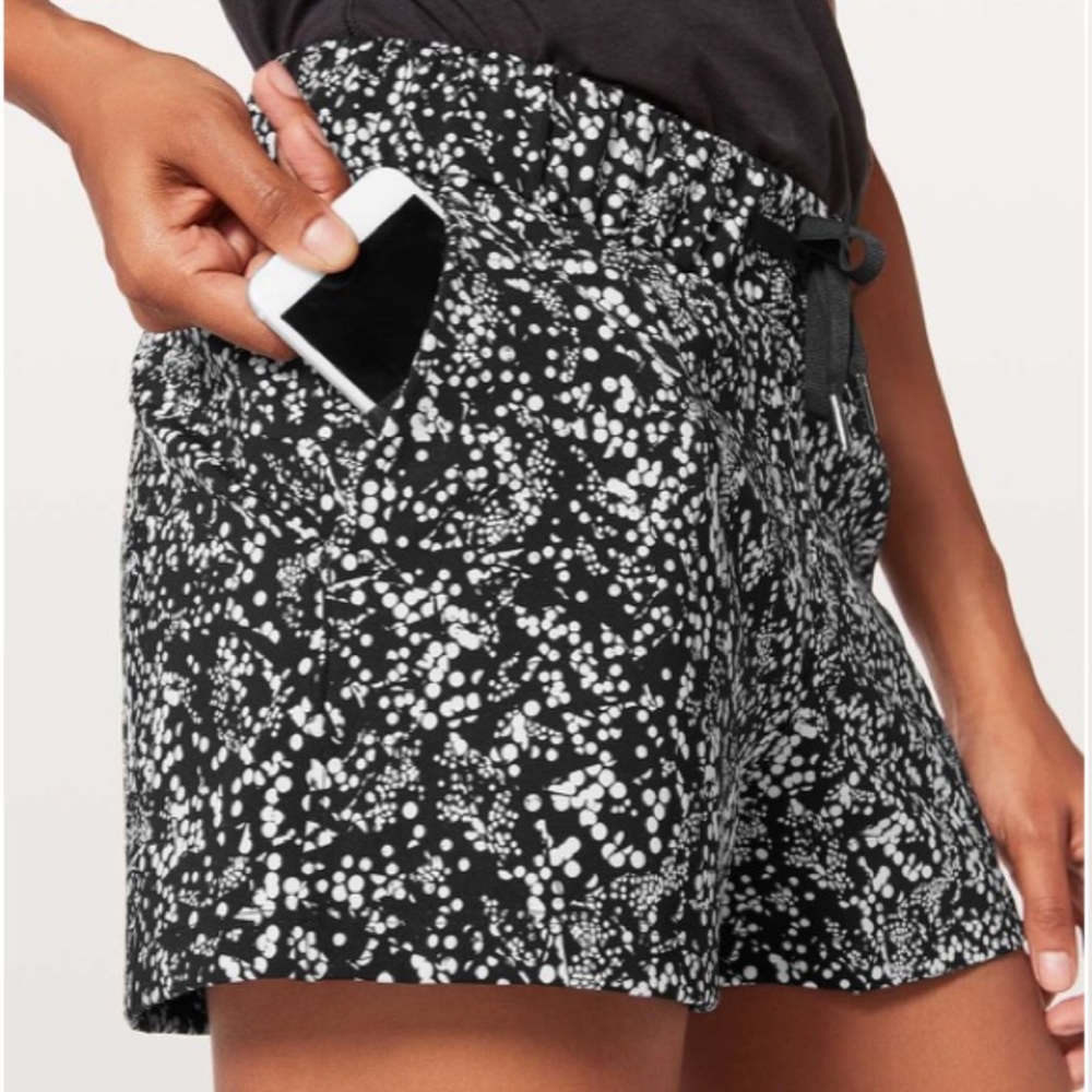 Lululemon On The Fly Short 2.5"
Chirasu Black